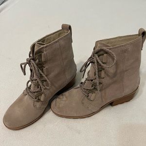 Sorel women’s Cate lace bootie waterproof leather rain boot size 9 tan suede